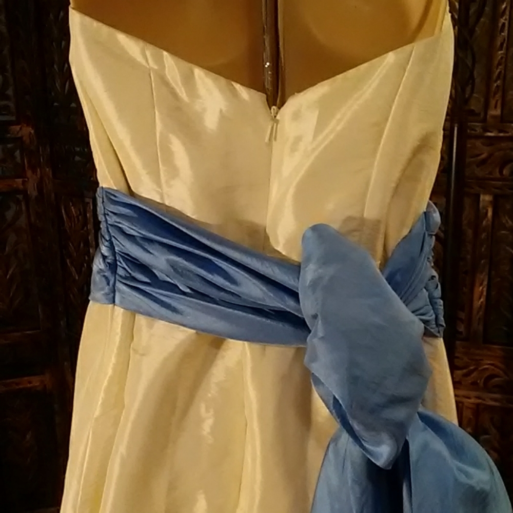 White (shell) dress with blue sash belt, size 6 - Picture 5 of 6
